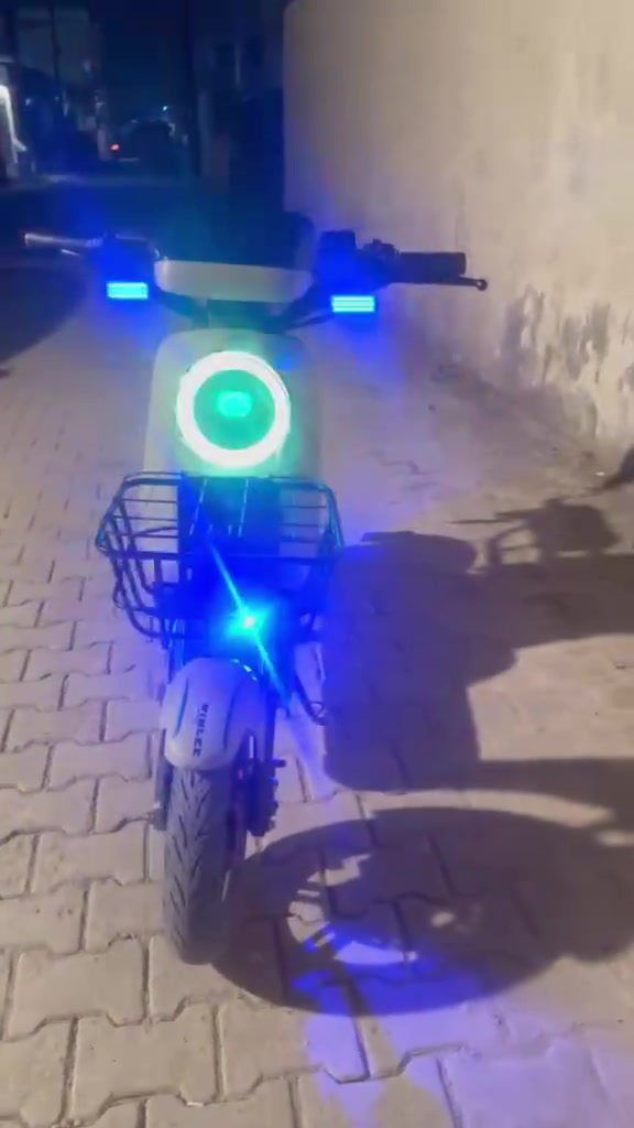 دراجة R9 2026 شركة وينلي لون صحراوي فاتح
الملف :1200حقيقي 
بطاريات : 5كل بطاريه 32 امبير 
الشاحنه الاصليه مال شركه 
بيها مسجل بلوتوث وايرلس 
بيها قاعده تليفون 
شاشه تعرض قدره الشحن والمشاكل الي ب الدراجه 
نظام التشغيل :بصمه واحده وكارتين وسويجين 
ليد عالي جدا عالي وناصي ورماش  
تمشيك 35 كيلو الى 50كيلو 
اربع نمر  ماشيه 7500 نضيفه جدا 
السرعة القصوئ 109 
اشاير يمين ويسار 
هورن عالي جدا 
مرايا الاصليات 
الاستفسار *********** 
مكاني بغداد الجوادر قطاع 38 
السعر 550 وبيها مجال
