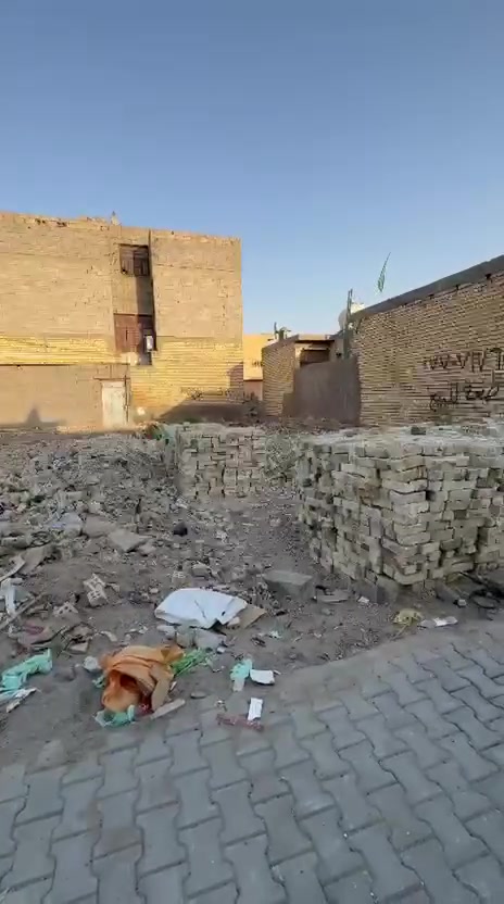 السلام عليكم قطعة أرض للبيع المساحة 150متر ماء وكهرباء ومجاري العنوان سبع قصور شارع أبو أحمد فرع السكله ثالث قطعة عن الشارع الاستفسار الإتصال على الرقم ***********
