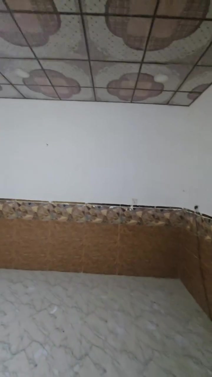 السلام عليكم
مشتمل طابق ارضي يحتوي على صاله ومطبخ وغرفه نوم وصحيات معزول 
للطلاب او موضفين او عمال 
الدوره مقابل ابو طياره خلف جامعه الفارابي شارع النسائم 
للاستفسار 
*********** واتساب
