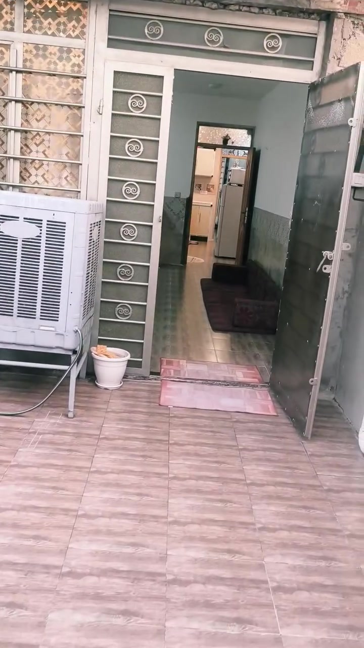 سلام عليكم.  دار للبيع زراعي سند 25 بيت مدخل واحد. مساحه البيت 120 متر يحتوي.  طرمه وستقبال 6متر وهيه صاله هيه مطبخ غرفه نوم وحده.  تره طول. 7 متر. حمام. ولواليت غربي وشرقي    البيت جديد سيراميك. كاشي بياض.  كهرباء نضام سبالت.   بيت كامل.  صطح كامل. بيت عكاده.  مثل مموضح بلفديو. عنوان جسر ديالى القديم بستان شارع الحدادين مقابل عماره دفاعي. ثالث فرع ع يسره بيت داخل فرع رابع بيت اول دخول فرع قريب ع شارع العام ومدخل ثاني من شارع 60 بيت ضهره ع طاقه.  سعر البيت 50.  ///////***********///////
