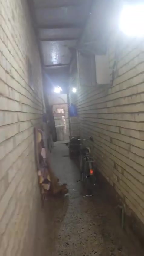 بيت للبيع دولان مستقل طابو صرف قرب جامع الحسن الجديده الرابعه قرب شارع حنون  المساحه ٨٨ متر طابقين استقبال وغرفتين ارضي وصحيات ومطبخ وغرفتين وصاله طابق ثاني بناء عكاده نظيف للتواصل مكتب ابو سيف الجبوري للوساطة العقارية ***********/***********
