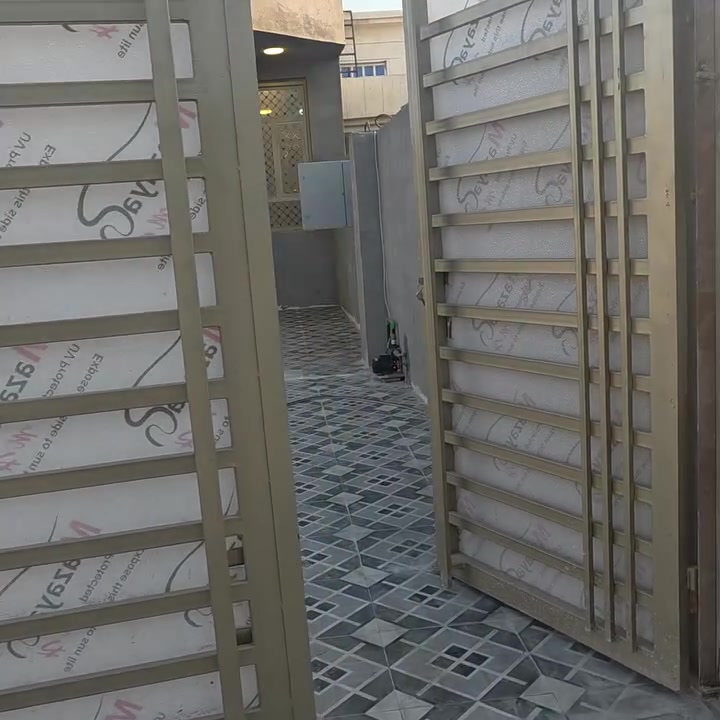 السلام عليكم ورحمة الله وبركاته 
متابعينا الكرام ٠٠٠‼️‼️
دار للبيع المساحه 240م🏠
الواجهة 10م 
النزال 24م🏢
يحتوي الدار على صالة ومطبخ وحولي وغرفتين منام🏞
 وبيتونة كبيرة تصلح مخزن 
وحديقة وصحيات خارجية وگراج
الموقع مميز جدا شاطئ التاجي ‼️
شارع جميل ويس رحمه الله  
للاستفسار الاتصال على الارقام الاتيه 
كورك واتساب  ***********
اسيا ***********مَكتب ديرتنا للعقار
