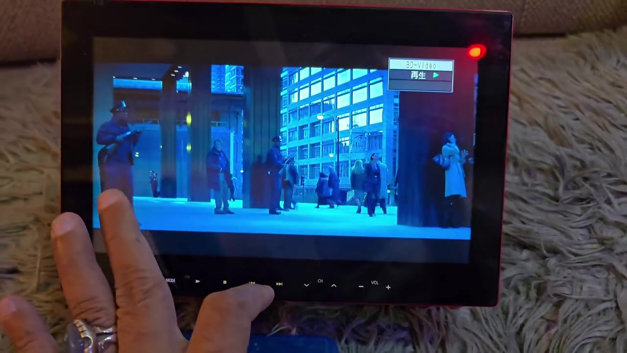 🔴 للبيع: مشغل بلوراي وتلفزيون محمول Panasonic VIERA (DMP-BV300)
​مشغل أقراص شامل وشاشة محمولة بتصميم ياباني أنيق ولون أحمر مميز!
​🌟 المواصفات والمميزات:
​الماركة والموديل: Panasonic VIERA DMP-BV300.
​تشغيل الميديا: يدعم تشغيل أقراص Blu-ray Disc، بالإضافة إلى أقراص DVD والأقراص المدمجة.
​استقبال بث: مزود بنظام هوائي رباعي (4-Antenna Diversity System) لالتقاط البث التلفزيوني بوضوح.
​التصميم: تصميم أنيق ومبتكر بشاشة قابلة للتعديل وتعمل كمسند، مع سماعات مدمجة عالية النقاوة.
​الحالة: شغال بحالة ممتازة جداً ونظيف. مع محول شحن. مكاني. السماوه ***********
