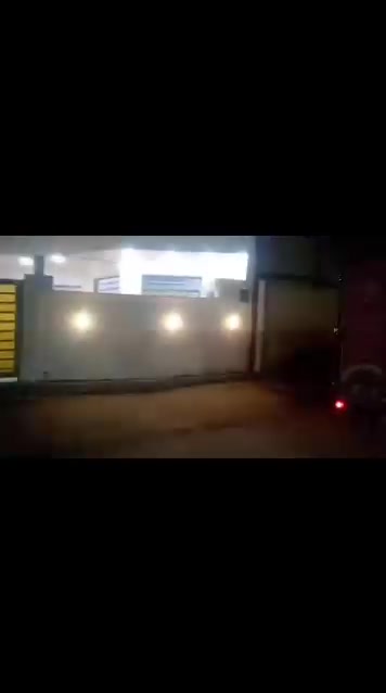 السلام عليكم
بيت بمساحه  215 متر 
سند 25 متكامل من الخدمات
ماء اساله خطين كهرباء سحب 
يبعد عن الشارع العام 250 متر 
البيت يتكون من
ستقبال ٨ آلة ربع 
غرفتين كل غرفة  5 × 4 ونص
حمامات داخليه و خارجيه صاله كبيره
العنوان بغداد المدائن منطقه الكرغوليه 
مقابيل بانزين خانه النجادات 
للتصال والاستفسار 
على الأرقام التاله
***********
‏‪***********‬‏
‏‪***********‬‏
