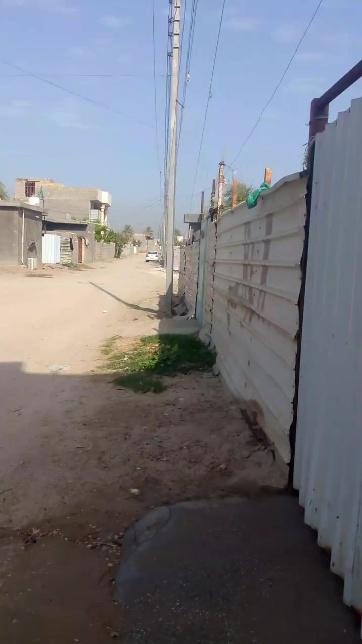 السلام عليكم دار للبيع مساحه 250متر طابو زاعي سند25متكون من غرفتين وصاله ومطبخ ومضيف  وصحيات داخليه وخارجيه الاتصال على الرقم ***********
