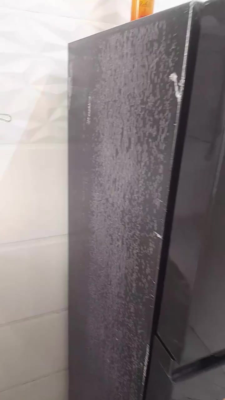 ثلاجه جديده حيل نضيفه اي شخط مابيه اخوت الجديده الحجم ١٥ قدم الطول ١٤٠ والعرض ٥٥ والعمق ٥٥ الدوره ابودشير السعر ٢٥٠   ***********
