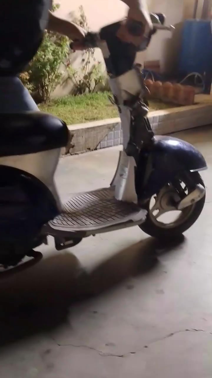 سلام عليكم عندي هذا ماطور مثل ماواضح بل صوره سعر ١٠٠ بي مجال شغال كلشي بي كهربائي اضرب هندر وطلع لتواصل خاص ورقم ***********
