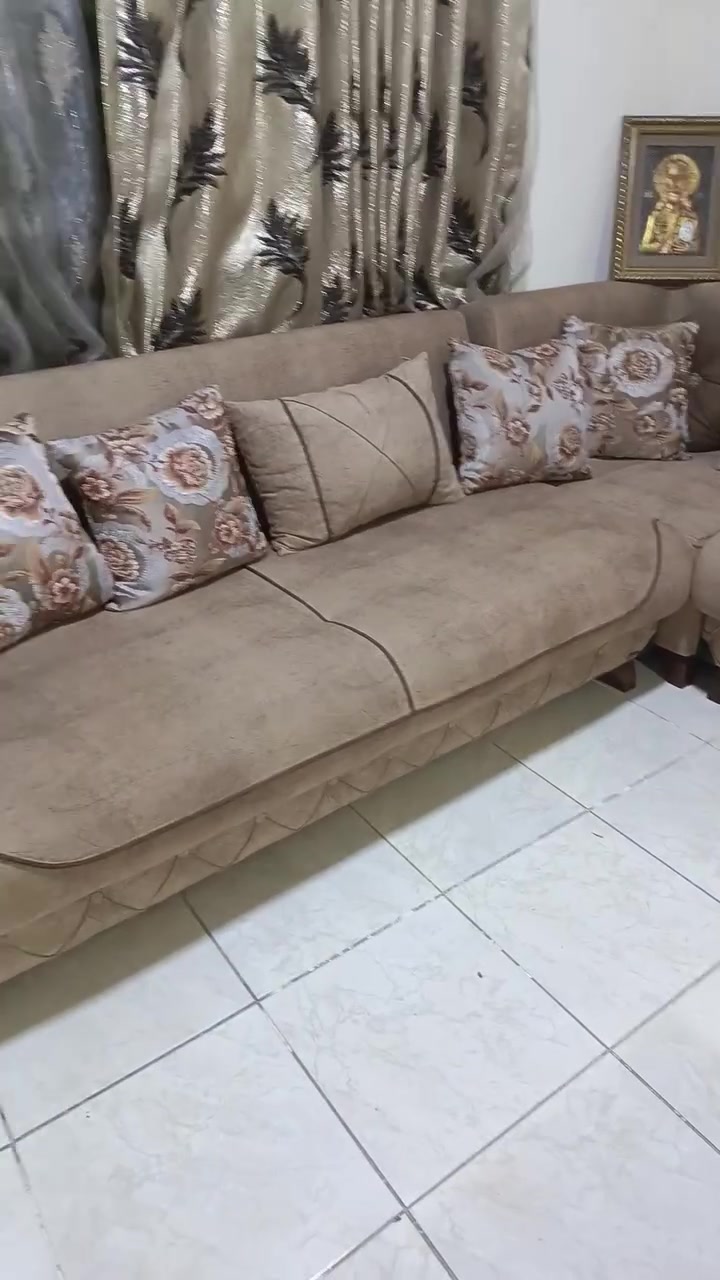 ديوان ١٠ مقاعد جيد جدا ومخزن داخل المقعد مع ميز أكل و٦ كراسي قابل للتكبير والتصغير ب٦٠٠ الف عراقي مع الستائر ب٧٥٠ الف دينار الاتصال عل الرقم ***********
