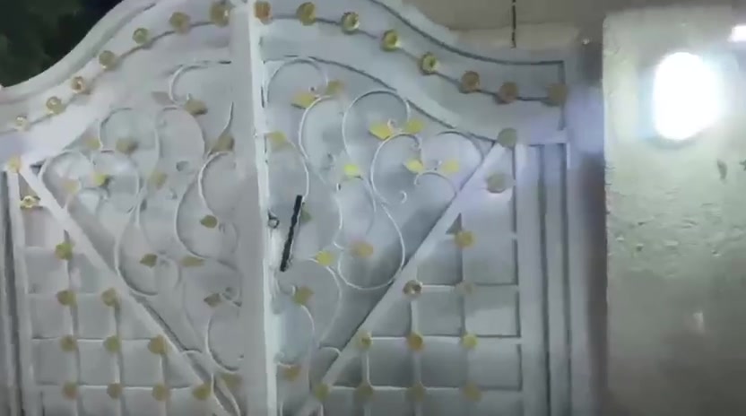 السلام عليكم بيت بل مجمع النفطي (حي الصدرين) مساحة ٢٠٠ م يحتوي على استقبال ومطبخ وصالة وغرفتين منام وصحيات سطح شتايكر طابق واحد بناء طابوق جاهز للسكن بناء حديث كامل خدمات السعر ... ٦٥ وبي مجال حك الجية للأستفسار الاتصال ع الرقم ***********
