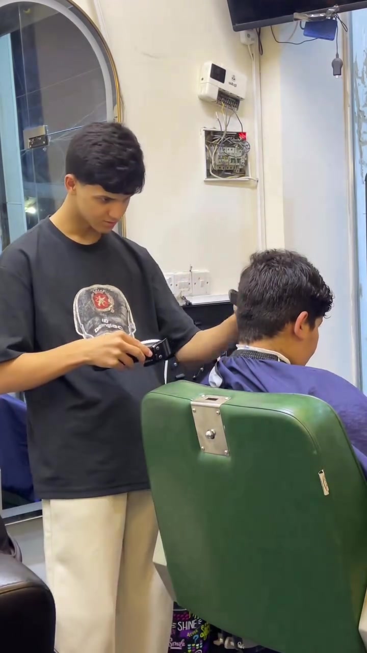 شوفوا شلون الطلاب تغير مستواهم 🔥✂️
وهذا بس نص الدورة!

تخيل شلون راح يطلعون بالنهاية 😮‍💨🔥
الدورة الجاية قريباً… سجل من هسه.

للحجز والتسجيل بالدورة الجاية ✂️🔥

📞 ***********
📞 ***********
📍 بغداد – البنوك

#العراق🇮🇶 #اكسبلور_explore #بغداديات
