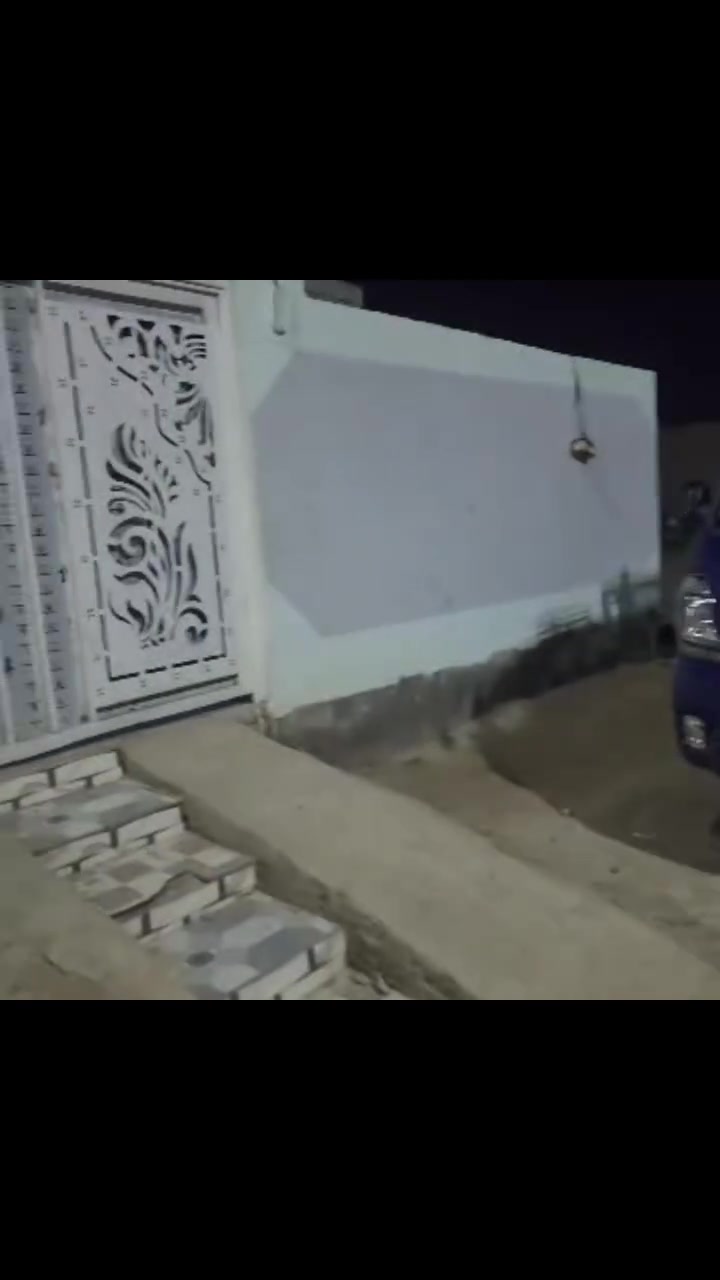 السلام عليكم 
🏠 إعلان بيع منزل (بناء حديث ونظيف جداً)
​المساحة: 200 متر  ( زراعي)
الموقع: بين الحمزة والمنصور (يقع تحديداً في منطقة المنصور)
​📋 تفاصيل ومواصفات البيت:
​الغرف: غرفتين نوم واسعتان وبنيان حديث.
​الاستقبال والصالة: صالة معيشة مريحة + براني (هيكل غير مكتمل).
​المطبخ: مطبخ مرتب وعصري.
​الصحيات: صحيات داخلية وخارجية مكتملة.
​المرافق الأخرى:
​ممر جانبي بعرض مترين.
​درج صعود إلى السطح.
​طارمة (حوش) كبيرة.
​ملاحظة: البيت بنيان جديد ونظيف جداً .
​💰 السعر ومعلومات الاتصال:
​السعر: مناسب جداً (قابل للتفاوض للجادين).
​للإستفسار والحجز، يرجى الاتصال على الرقم التالي:
📞 ***********
