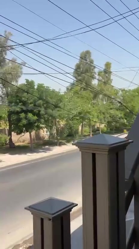 للايجار
شقة للايجار طابق ثاني من منزل مع مدخل ودرج خارجي منفصل ، مثل ما موضح بالفيديوهات الشقة تتكون من صالة وغرفتين.
موقع الشقة على خدمي شارع المطار في حي الاطباء. 
مطلوب عائلة صغيرة فقط.
للتواصل على الرقم فقط : ***********
