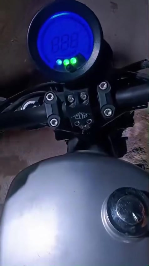 دراجه Klight للبيع مستعجل على بيعها طالعه من شركه صارلها سنه و٤ اشهر وماشيه فقط ٦ الاف كيلو ومعتني بيها بالبانزين المحسن وفقط ثلاث مرات بانزين عادي وكله دهن الأصلي أم ٢٥ ألف ومرقمه وسنويه تأخذها من شركتها بالبغداد ومكاني بغداد الدوره أبو دشير وسعرها  مليونين و٣٥٠ وبيها مجال وما نختلف وياكم ان شاءالله وموديل 2025 الرقم ***********
