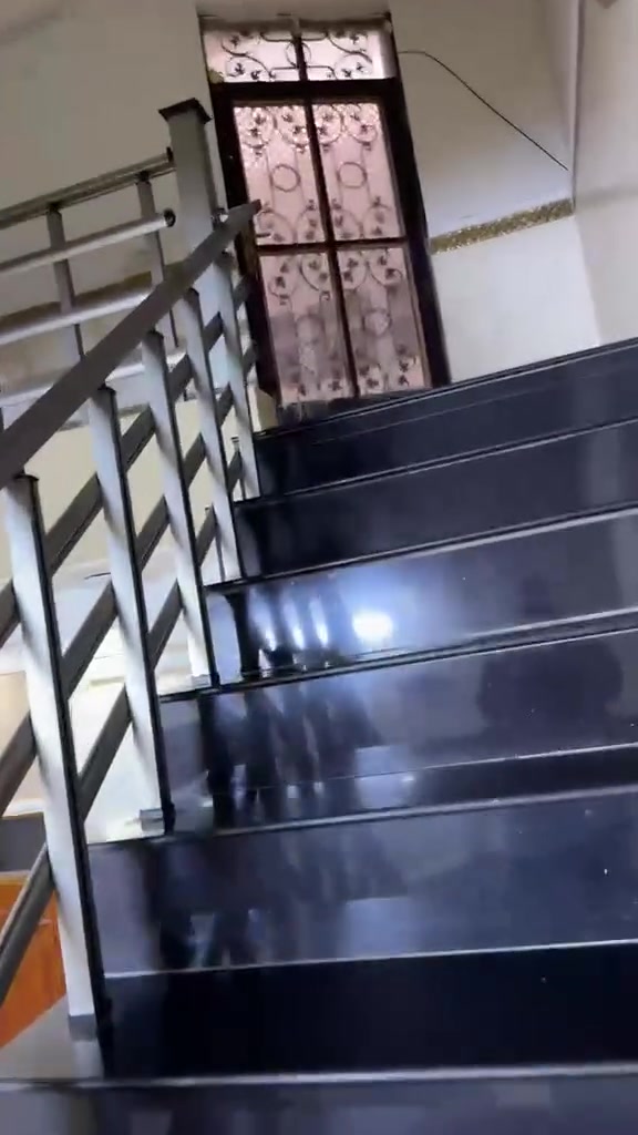 يوجد بيت للبيع مساحه 150 متر واجهه 7 ونص ونزال 20 بالهياكل العمداء موقع جيد جدا نافذ على شارع 60 وعلى شارع 20 
تفاصيل البيت
الطابق الارضي صاله ومطبخ وحولي وغرفة نوم وصحيات معزولة ومنور كبير
الطابق الثاني غرفتين نوم كبيره وصحيات معزولة وحولي وسطح يصلح يكون غرفه اذا تريد تسويها 
الارضيه مرمر واجهه حجر ومرمر  البيت بحاله جيده جدا كامل مابي اي نقص 
بيت فارغ واستلام مباشره 
السعر 360 مليون بي مجال
للاستفسار اكثر الاتصال على الارقام التاليه 
***********
***********
***********
او مراجعة مكتب اللجين للعقار الكائن في الغزاليه الهياكل العقداء شارع 60  مجاور اسواق الباشا
