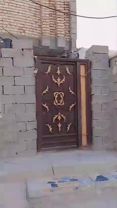 السلام عليكم الدار للبيع 
      المساحه 100م
   العنوان: حي طارق القديم 
   قرب معمل الغاز القديم
   رقم للستفسار   ***********
