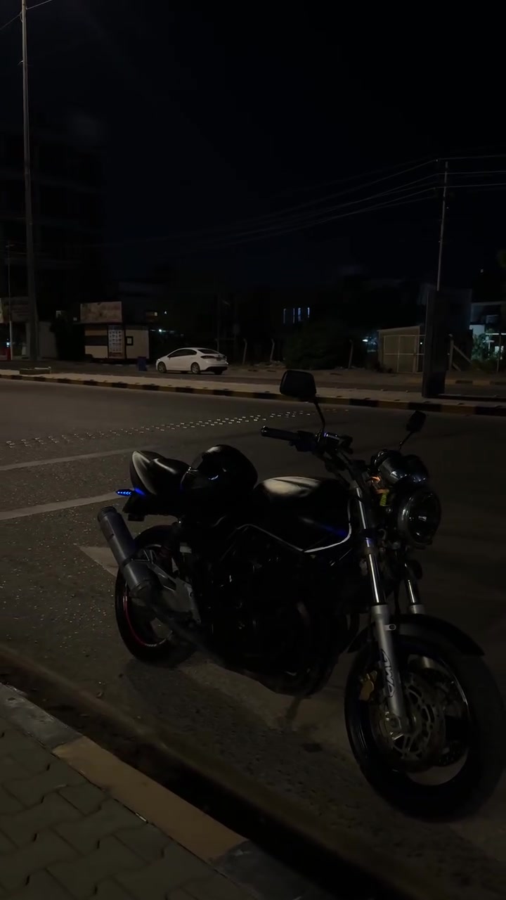 سلام عليكم للبيع cb400 سيبي فور 
جيل ثاني 16 ولف مرقمه مشروع وطني يعني بكل المحافظات تداور سنويه مغلفه ppf يم عمر الوشام دراجه حيل نشطه مابيها اي نقص والمكينه حيل ناعمه وصفر حماوه بعز الظهر تطلع بيها ومتحمه مكاني نجف السعر 2100 وبيها مجال بسيط تواصل رقم واتساب او خط ***********‬
