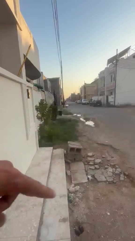 السلام عليكم متوفر منزل للبيع جميع الخدمات مساحة  البيت 50 متر العنوان بغداد الدورة البعيثة مجمع العيثاوي 
للتفاصيل اكثر اتصل على الرقم الموجود 
***********
