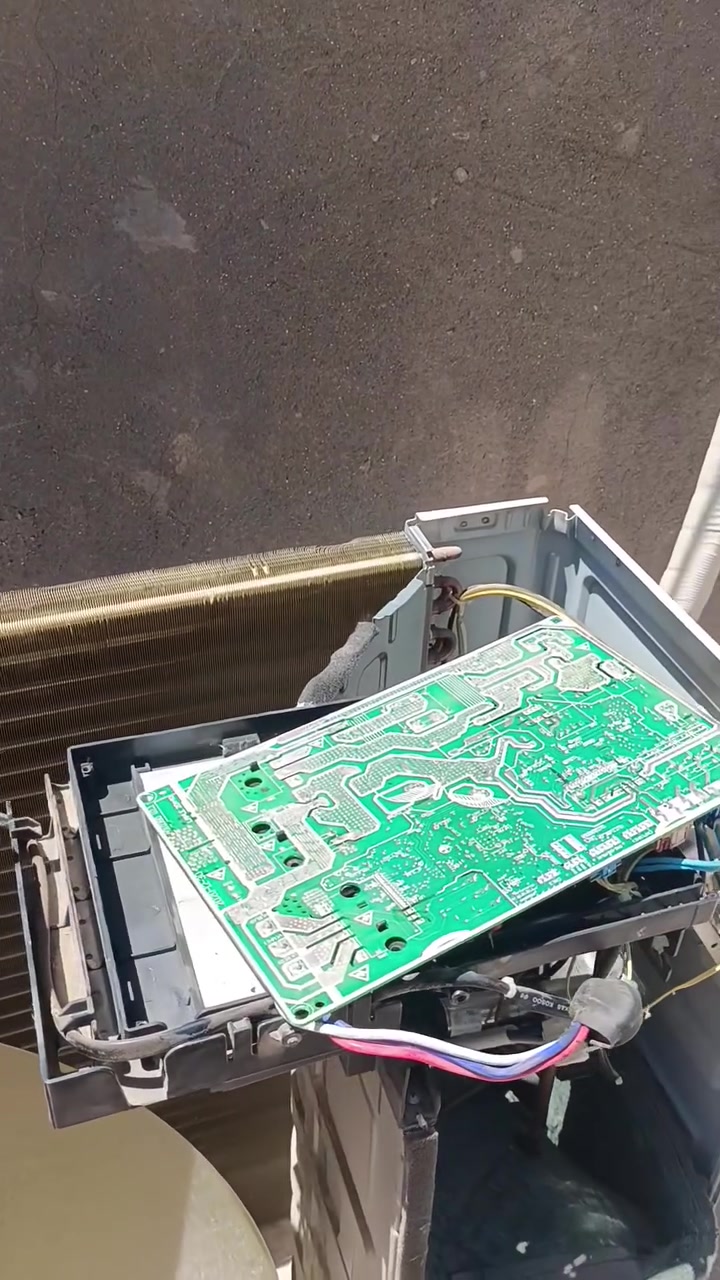 ⚠️🔥  اليوم عدنا … احتراق كارت سبلت إنفيرتر 2 طن بالكامل!
هذا السبلت من نوع Inverter، والسبب الرئيسي للضرر كان الربط الكهربائي الخاطئ ⚡❌

وهنا أحب أوصل رسالة مهمة لكل أصحاب السبالت والفنيين:
🔌 لا تستهينون بطريقة الربط الكهربائي، خصوصاً مع أجهزة Inverter الحساسة.
⚡⬆️ Over Voltage
⚡⬇️ Under Voltage
⚡❌ Phase Loss / Electrical Fault

كلها ممكن تسبب أضرار كبيرة بالكارتات الإلكترونية.

🛡️ لذلك أنصح دائماً باستخدام أجهزة الحماية المناسبة للسبلت الإنفيرتر، مع التأكد من صحة التوصيلات والفولتية والتأريض غالبا.

🙏 أتمنى من الجميع الالتزام بهذه النصائح، لأن جهاز حماية بسيط قد يحميك من خسارة كارت إلكتروني كامل.

⚡ المهندس حسين الزبيدي    /    ***********

...
