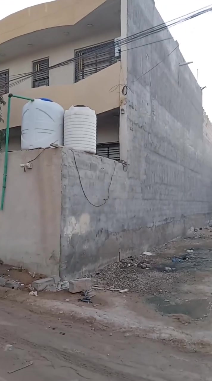 سلام عليكم بيت جديد سنه بناء ٢٠٢٤ ٢٢٠م طابقين ٥غرف زراعي مظبوط في ام نعاج خلف معمل ثلج الأمي الياسمين ***********وات ساب سعر ١٦٠ مليون
