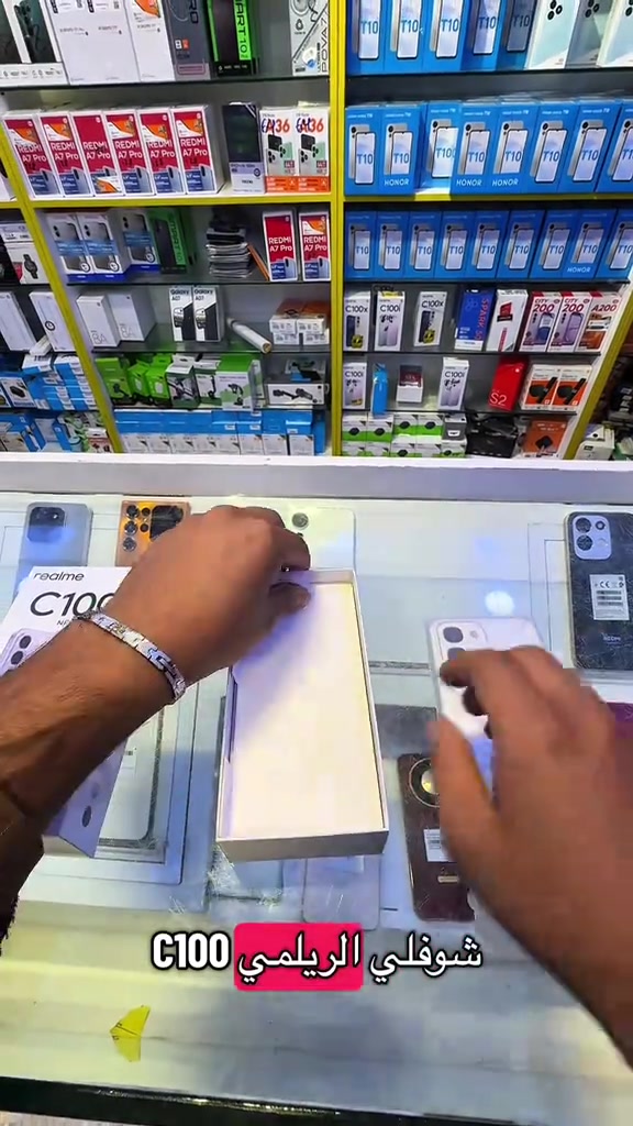 � إذا تريد جهاز بطارية قوية، شاشة سلسة ومواصفات حلوة بسعر اقتصادي، شوفلك Realme C100! الجهاز يجي بشاشة كبيرة 6.8 إنش وتحديث 120 هرتز، يعني التصفح والتنقل يصير سلس وسريع. وبالأداء عندك معالج Helio G92 Max، ويا 8GB رام وذاكرة 256GB، يعني مساحة كافية لتطبيقاتك وصورك وفيديوهاتك. ونجي للكاميرا، عندك كاميرا خلفية 50 ميگاپكسل حتى تحصل صور واضحة وحلوة. 📸 أما البطارية، فهنا القوة الحقيقية 🔋 8000mAh، ويا شحن سريع 45 واط، حتى تبقى وياك فترة أطول. والجهاز يتميز بمعيار IP69Q، ومصمم لتحمّل السقوط من ارتفاع يوصل لـ3 أمتار، ومقاومة ضغط الماء لعمق يوصل لـ6 أمتار. Realme C100… بطارية ضخمة، شاشة سلسة، وذاكرة كبيرة وتحمل قوي! 🔥 ومتوفر هسه بـ مركز رائد فون – جملة ومفرد#مشاهير_تيك_توك #العراق #البصرة #مشاهير_تيك_توك_مشاهير_العرب #realme 

نص مكتوب في الصور:
- وشاشة سلسة