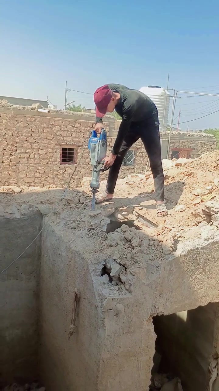 المقاول عبد الملك يقدم خدمات حفراساس البيت كامل 🏠، مع نقل الحجارة بكل احترافية 👌. فريقنا المتخصص والمدرب دائمًا مستعد لتلبية احتياجاتكم في أي وقت 😊. نحن هنا لدعم مشاريعكم الخاصة بكل جدية واهتمام 🤝. لمزيد من المعلومات أو للاستفسار، يمكنكم الاتصال على الرقم: *********** 📞.
