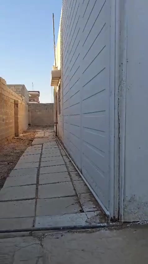 للبيع دار سكن نوع C2 ( سي تو ) في المرحله الاولى ع الشارع العريض بين الاولى والثانيه يحتوي على ثلاث غرف نوم مع صاله ومطبخ وديوانيه وصحيات . البيت نظيف جدا وجاهز للسكن كما موضح بالفيديو.  ويمكن استثمار الحديقه المطله ع الشارع الرئيسي بمحلات تجارية. للتواصل ع الرقم ***********
