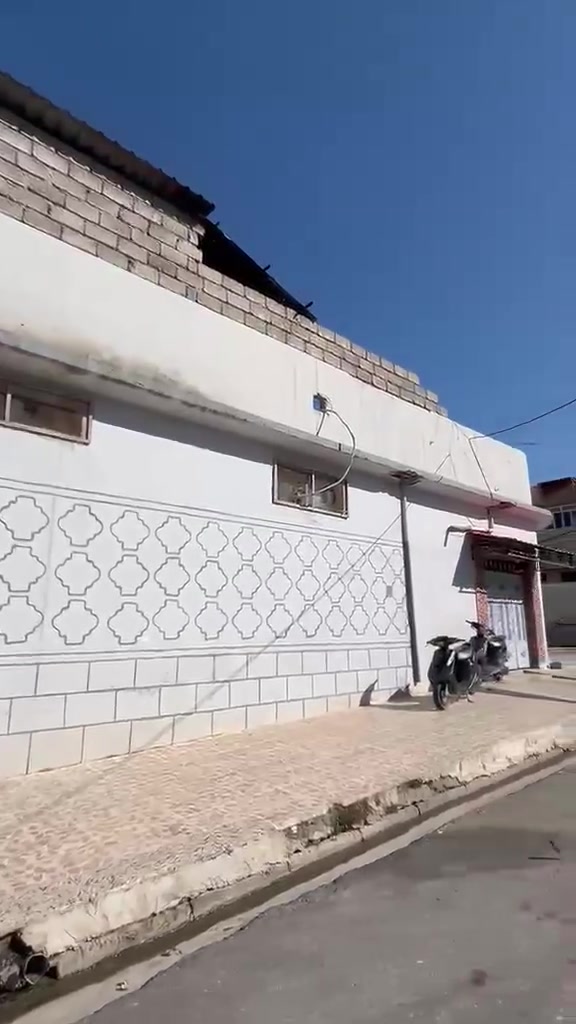 بيت للبيع مستعجل حي الآبار الجانب الأيمن بيت ركن مساحة 184 م.   تحويل مباشرة البيت باسم صاحب الدار   ت ***********
***********

