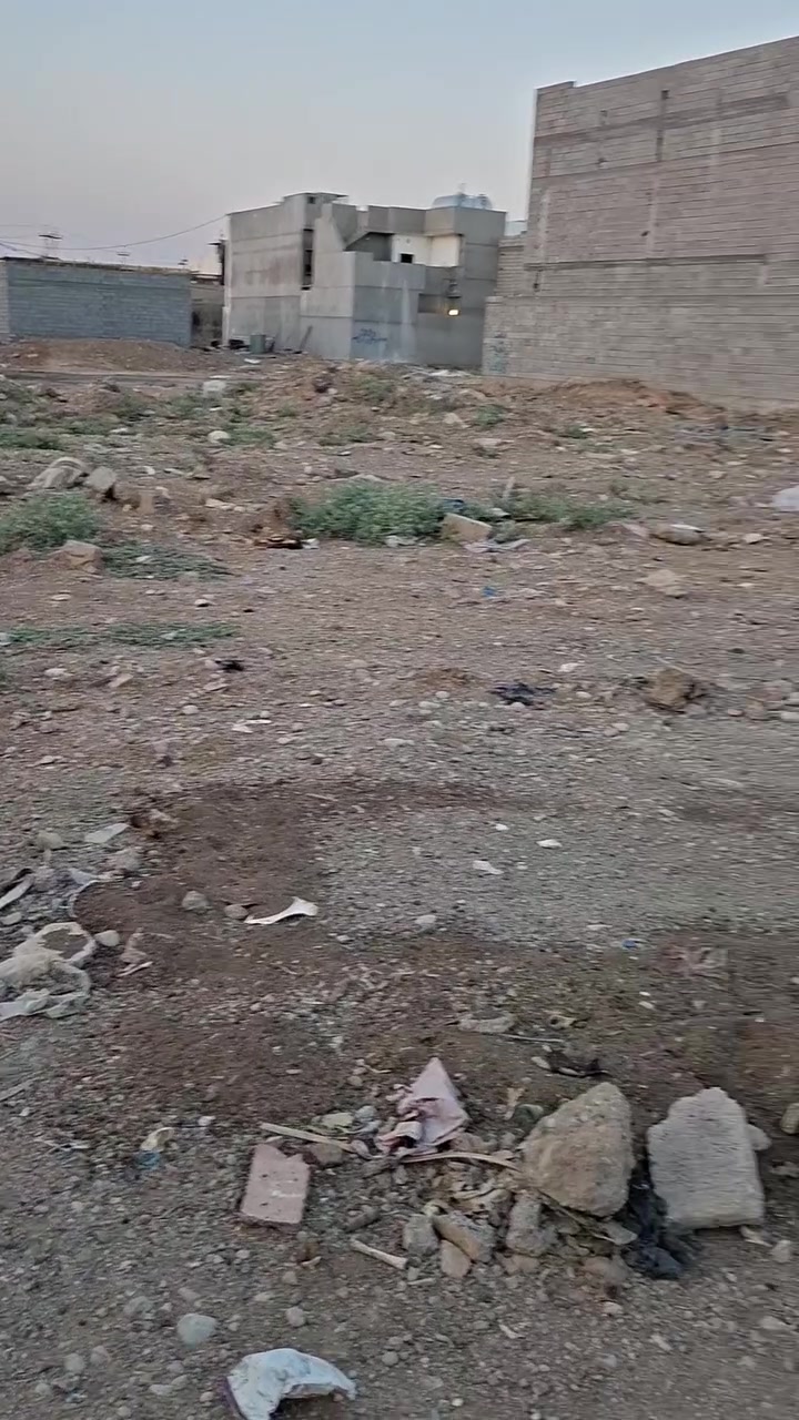 السلام عليكم 
قطعة ٢٠٠م للبيع طابو باسم شخص واحد واجهه ١٠م موقع جيد حي الخضراء قرب معارض السيارات للاستفسار اتصل ***********
