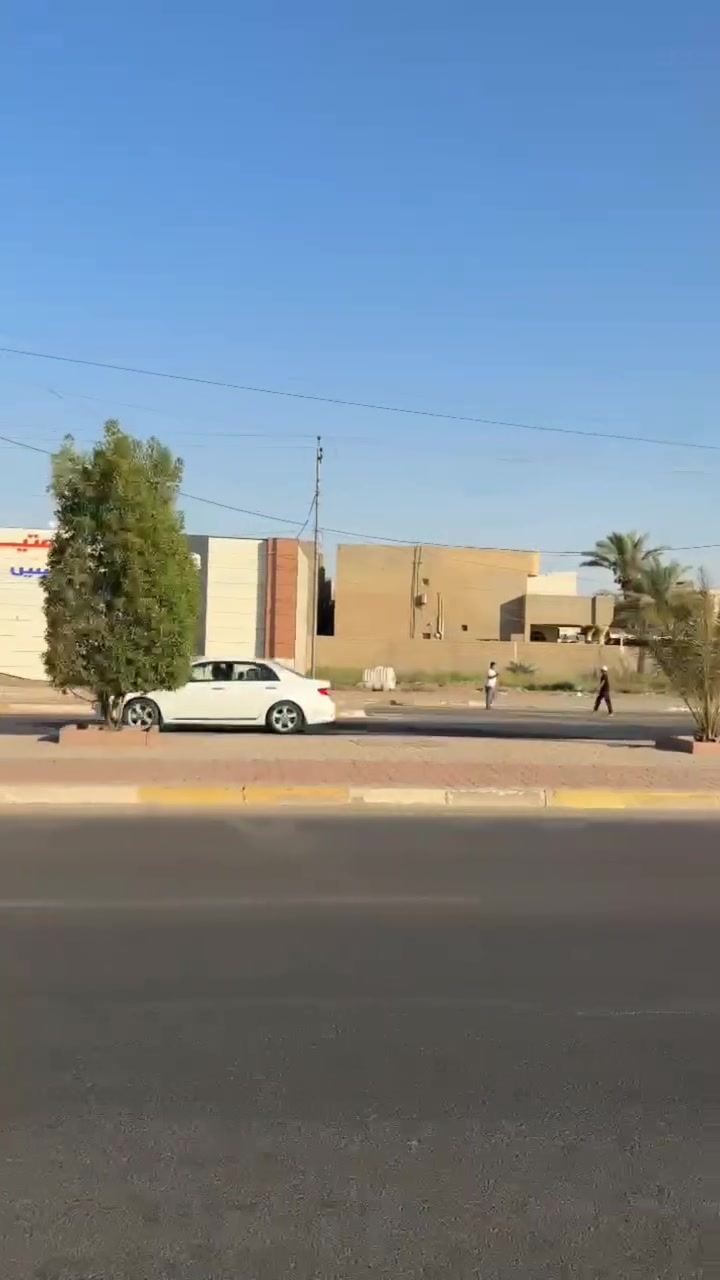 #للإيجار
دار مع قطعة ارض مجاورة للإيجار يصلح مدرسة *
في حي الضباط الثانية مقابل بانزين خانة الصابرين
ركن على ثلاث شوارع ووجه على شارع 60
* الدار سابقاً مؤجر مدرسة *
المساحة الكلية/ 1220 متر 
الوجه/ 50 متر
الشارع/ 10x10x60 متر 
وجه على شارع 60 متر الرئيسي
ومجاور حديقة عامة
الدار يحتوي على/
10 غرف وصاله كبيرة وساحة وسطية كبيرة
ومجمعات صحية داخلية وخارجية عدد 4
ومنور داير 
* الدار جاهز من جميع الخدمات
للاستفسار 
التواصل مع صاحب العقار  ***********
مكتب ابو مصطفى للعقار في الرمادي حي المعلمين 
قرب فلكة الفرسان مقابل مصرف الخليج التجاري
