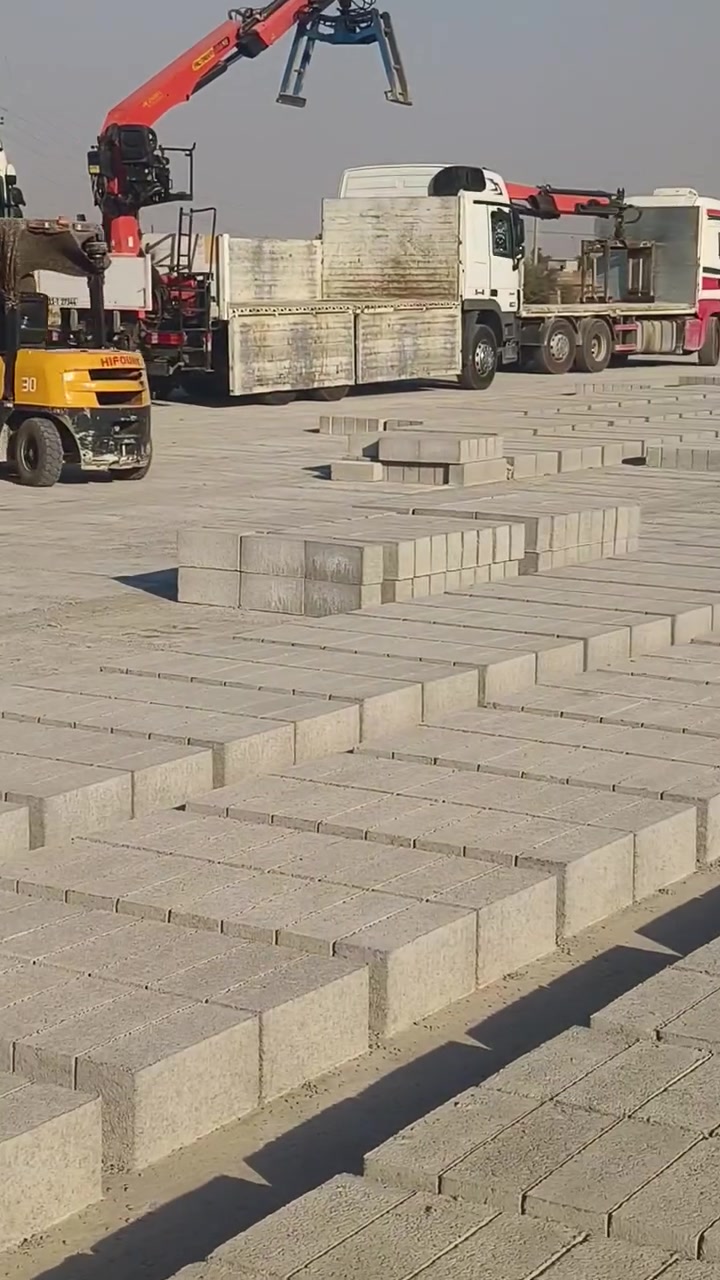 السلام عليكم يعلن معمل الشروق لتجهيز البلوك شرط قوه وقياسات الى تكريت وباسعار مناسبه للستفسار ***********
