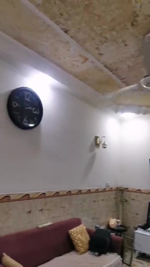 بيت 100 متر للبيع طابو صرف في منطقة البلديات حي الصحفيين طابقين نضيف واجه5 متر نزال20 يحتوي على استقبال+صاله+مطبخ حار او ترك+غرفة نوم+صحيات
الطابق الثاني غرفة نوم 5في5+صاله+صحيات+غرفة نوم 
الطابق الاخير سطح للاستفسار ***********
