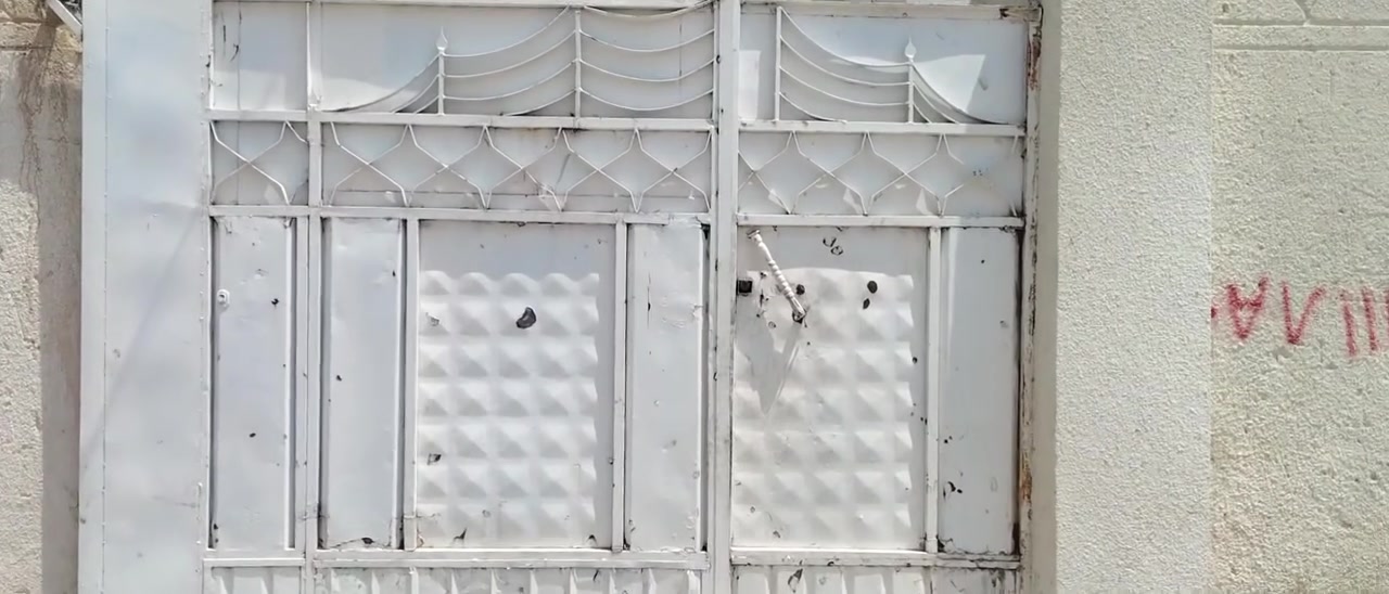 بيت للبيع في حي الجمعيه مساحته 200 مكون من غرفتين ومطبخ وصاله وديوانيه وصحيات بيت كامل ومكل لاستفار علئ الرقم ***********
