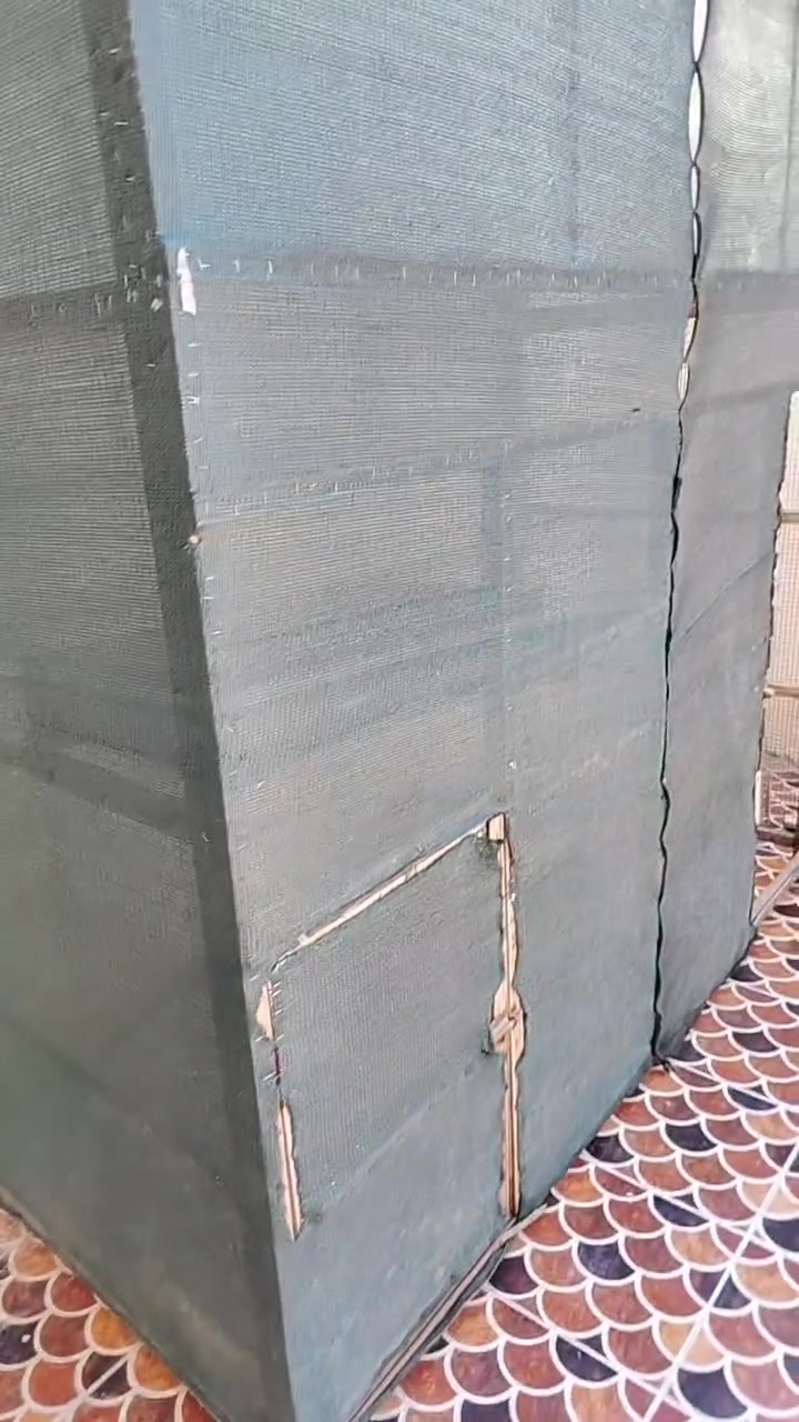 القفص ارتفاع مترين وعرض مترين ونزال متر يرهم طيور ويرهم للدجاج وعندي حب ماء ابو الطوافة وسقايات الاتصال ع الرقم***********
