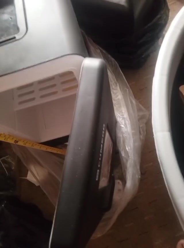 متوفر جميع انواع الثلاجات مال السياره وحتى على الكهرباء تشتغل موجود احجام وتساب ***********
