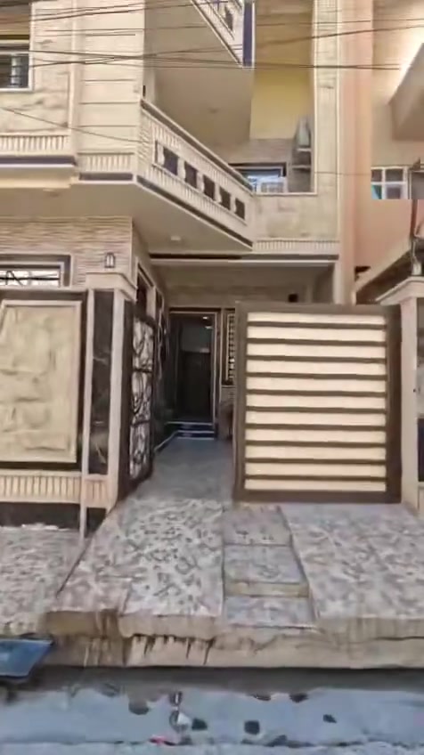دار للبيع حي الصديق الاولى  ظهر مرطبات البحرين موقع درجة اولى بمساحة ١٥٠ متر واجهة ٧،٥ متر بناء درجة أولى  يتكون من ٤ غرف نوم وأستقبال وهولين ومطبخ وحمام ومرافق عدد٢ ويصلح أيضاً للأستثمار بشقتين معزولتين أرضي وطابق ثاني  بورسلين سيراميك  جبسن بورد حلان  فول مواصفات وبسعر مناسب. ٠٠٠٠. للأستفسار الأتصال على الأرقام  *********** و *********** ( عمر السماك)
