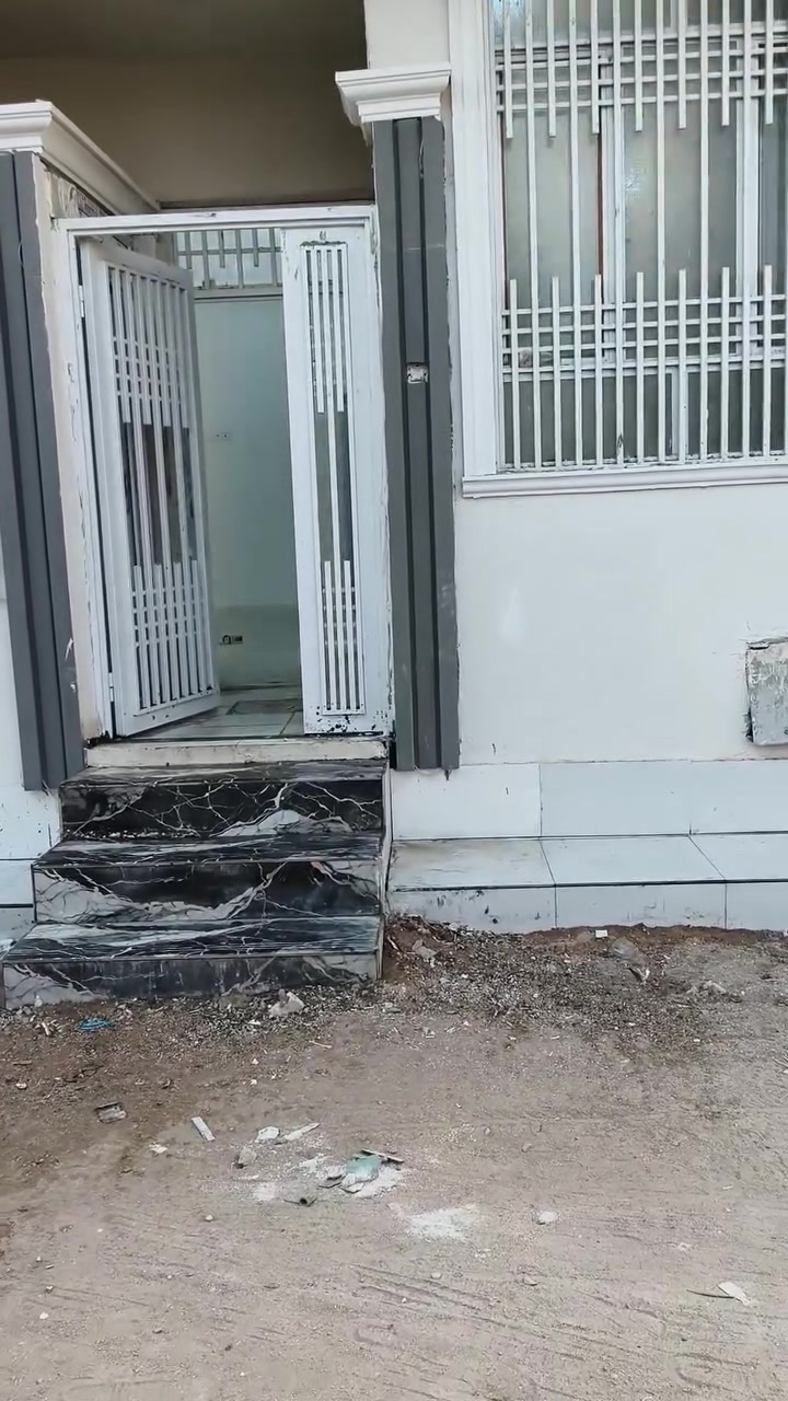 بيت للبيع مساحه ٥٨ م طابو زراعي سند ٢٥ بناء جديد طابقين طابوك صب مسلح يحتوي على استقبال وصاله و٣ غرف نوم ومطبخ وصحيات عنوان كربلاء شارع الحر المعملجي خلف مدارس الوارث ثاني فرع البيت فارغ جاهز للسكن سعره ١٠٧ اي استفسار اتصل *********** نستقبل جميع العروض في انحاء كربلاء

