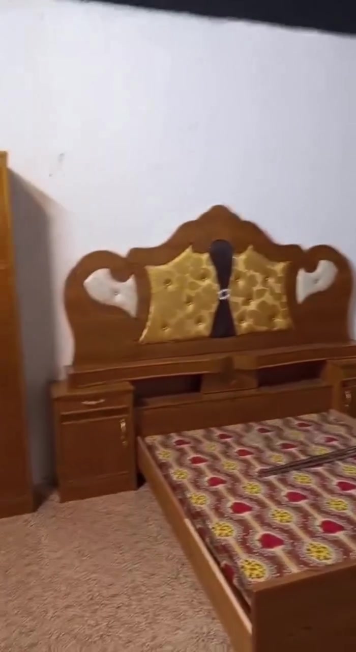 غرفت نوم خشب عراقي نضيفه جداً مستخدمه كلش قليل ***********
