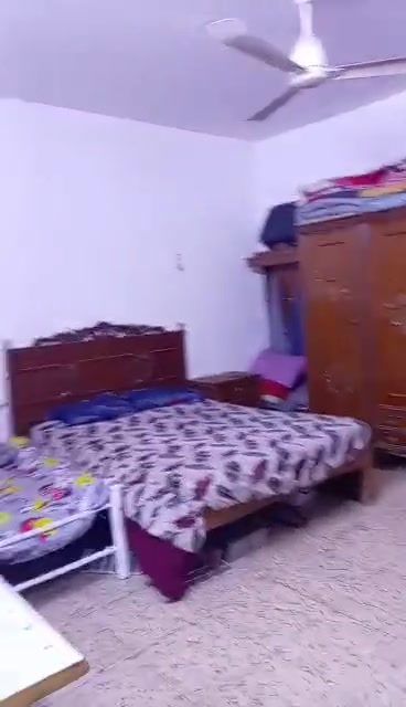 السلام عليكم بيت زراعي لبيع مساحه ٢٠٠ متر بي غرفتين وصاله ومناور ثنين مكاني بغداد حي البتول سعر ٣٥ بي مجال***********