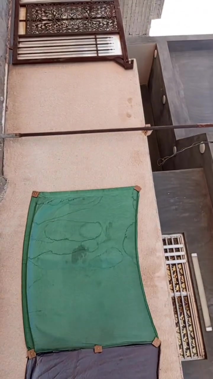 دار للبيع مساحه 170 يحتوي على غرفتين نوم واستقبال وصاله ومطبخ وحمام داخلي وخارجي بناء طابوق قرب مدرسة المسار الطابق الثاني هيكل بلوك مامسكف الاستفسار ***********
