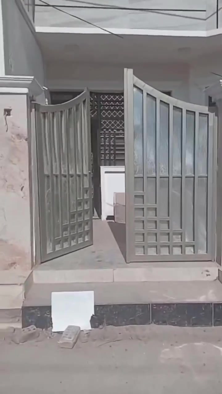 السلام عليكم اخواني بيت ١٠٠متر واجه ٧ونص يحتوي على حمام بره وستقبال ومطبخ وغرفه جوه وفوك ٣غرف حمام بل طابق الرضي داخل البيت وحمام في الطابق الثاني بناء. زيروه هسه طالعين العمال منه  ومستعجل على بيع في دور النفط  ستفسار مراجعت الصفحه او اتصل على رقم ***********
