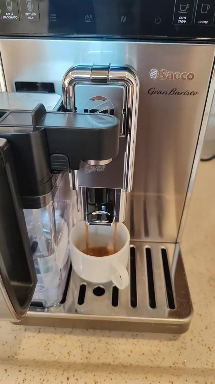 هذه هي المواصفات الفنية والجوانب الرئيسية لجهاز  Saeco GranBaristo:italy
نظام أوتوماتيكي بالكامل (Bean-to-Cup): يقوم بطحن حبوب القهوة وإعداد المشروب مباشرة بكبسة زر واحدة.
​إبريق حليب مدمج (Integrated Milk Carafe): يحتوي على وعاء خاص للحليب لإعداد رغوة الحليب وتحضير الكابتشينو واللاتيه أوتوماتيكيًا.
​مشروبات بلمسة واحدة (One-Touch Beverages): أزرار مخصصة للاختيار السريع لمختلف أنواع القهوة مثل (Espresso, Espresso Lungo, Cappuccino, Latte Macchiato, Caffè Crema).
​مطحنة سيراميك (Ceramic Grinders): المطحنة مصنوعة من السيراميك لمنع احتراق حبوب القهوة أثناء الطحن والحفاظ على نكهتها الأصلية.
​حاوية حبوب قابلة للتغيير (Bean Switch Chamber): تتيح لك تغيير حاوية حبوب القهوة بسهولة لاستخدام أنواع مختلفة من القهوة.
​تصميم متين من الاستيل: الهيكل الخارجي الأمامي مصنوع من الفولاذ المقاوم للصدأ (Stainless Steel) مما يمنحه مظهرًا أنيقًا وقوة تحمّل عالية.
500الف 
***********
