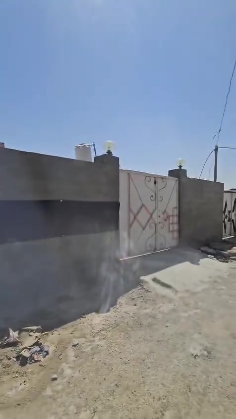 سلام عليكم بيت البيع مساحه 200متر 
يحتوى على غرف النوم 2 صاله ستقبال كهرباء +مولد مدرسة غريبة على البيت طريق كربلاء نجف عمود 193طريع يا علي
نتصال ***********
