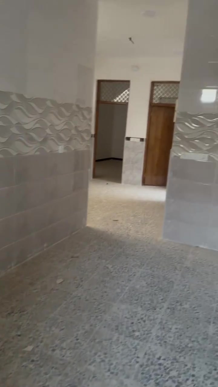 السلام عليكم بيت البيع المساحه ١٤٥متر العنوان الدوانم شارع ابو الحرار كامل البيت بناء حديث يحتوي على غرفتين نوم وستقبال ومطبخ وحولي وصحيات جاهز السكن السعر ١١٢مليون وبي مجال تصال ***********او مرسله الصفحه
