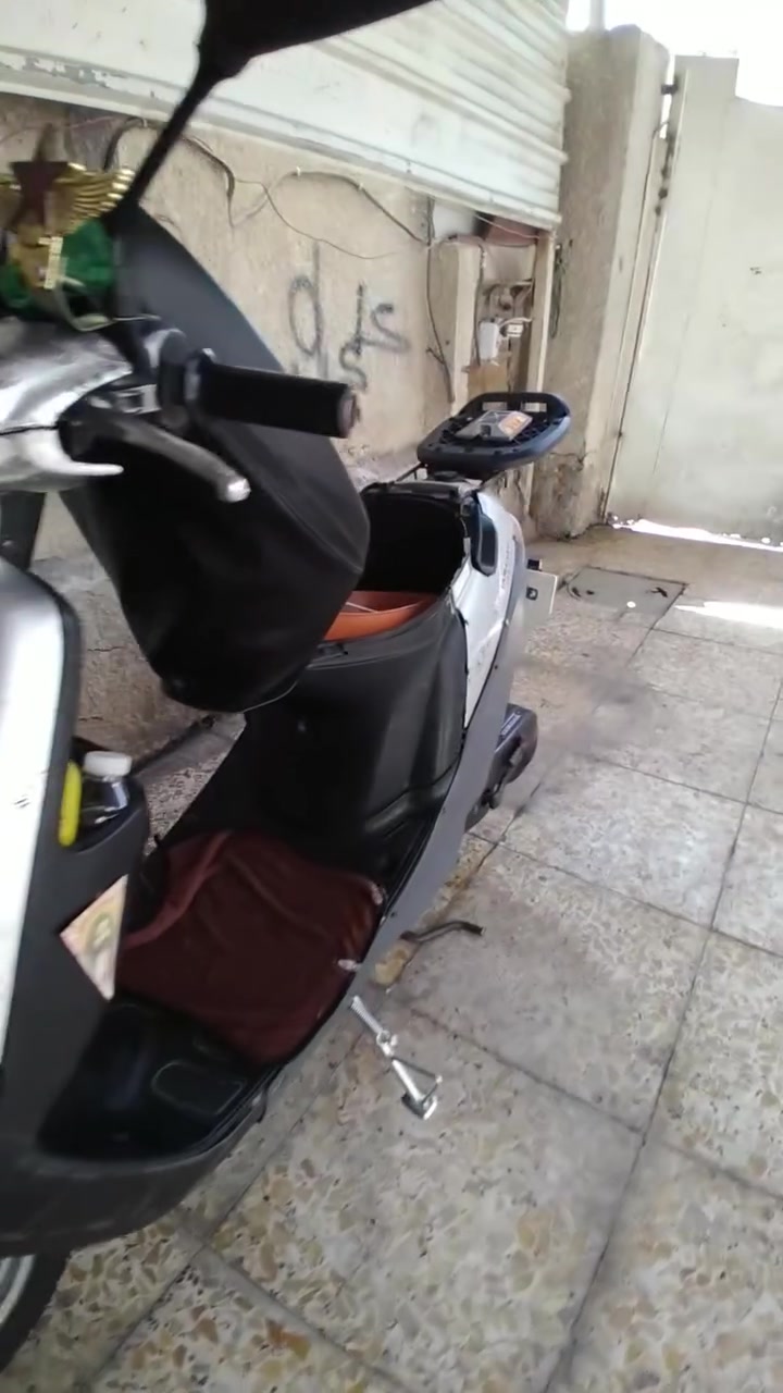 السلام عليكم دراجه بطه للبيع دراجه كامله ما بيها نقص ماكينه مقفوله العنوان الشعب شارع الصحه سعر200 ***********
