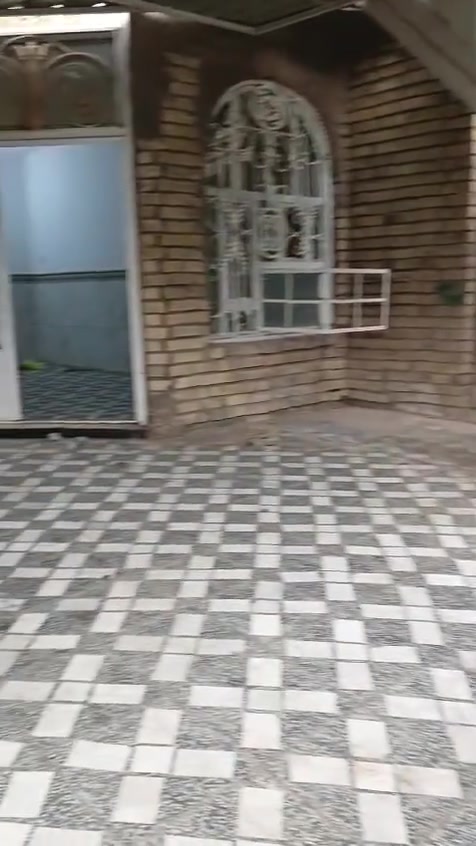 سلام عليكم 
بيت طابق ارضي الايجار يحتوي البيت على كراج كبير واستقبال ومطبخ وصاله وغرفه منام وصحيات كامله سخان وماطور ماء وتانكي ماء ومنور عدد ٢ / عنوان الدار الزعفرانية خلف سوق الهوى قرب حامد الحداد هاتف***********
