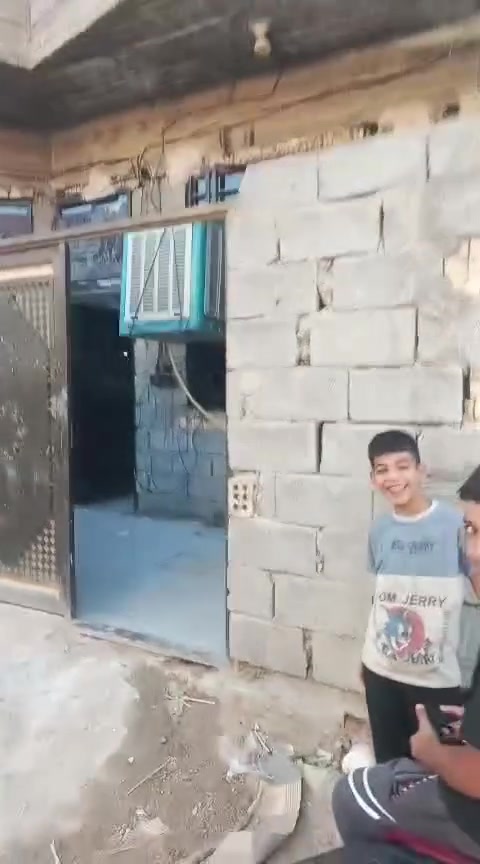 بيت للبيع نهايه حي الزهراء شارع البوبيات بيت 100مربع كونكريت طابقين مسلح بي اربع غرف نوم صاله مفتوح ع مطبخ وستقبال حمامات خارجيه وداخليه مكلف بنشر رقم صاحب البيت ***********
