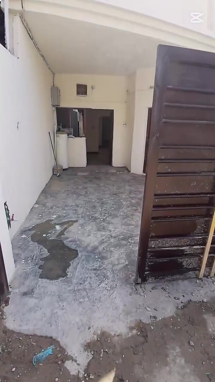 بيت للبيع مساحة 125 متر مربع  واجه البيت 6 وربع والنزال 20يحتوي البيت على استقبال وغرفتين نوم وصالة ومطبخ ويحتوي على تواليت خارجي. وحمام  داخلي وتواليت داخلي. للتواصل واتساب  ***********.الموقع ابو غريب الشهداء شارع السكلات مقابل مطعم صهوبي يبعد عن شارع السكلات 50 متر.
