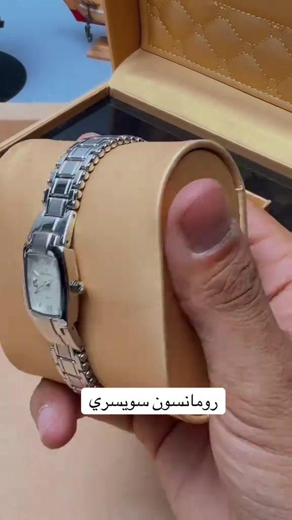 

نص مكتوب في الصور:
- رومانسون سويسري