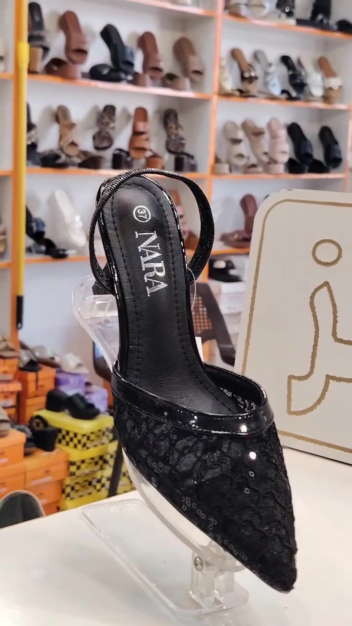 الكشخة ما تكمل إلا بهيج اناقة! 👠✨
قياسات من 37 الى 41
يتوفر ب3 ألوان
العنوان الانبار قضاء هيت مقابل بلديه هيت جديده مباشرا والاستفسار *********** او *********** يوجد لدينا خدمه توصيل جميع المحافظات العراق
