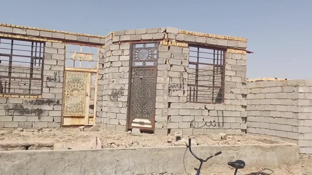 سلام عليكم/ يوجد بيت هيكل حد السقف للبيع مساحة ٢٥٠ متر في حي العلماء قرب بيت المرحوم الشيخ نعمه  يحتوي على استقبال وصاله ومطبخ وغرفتين وصحيات داخلية وخارجية علما تتوفر كافة الخدمات من الماء والكهرباء وخط مولد  للاستفسار اكثر الاتصال على هذا الرقم ***********
